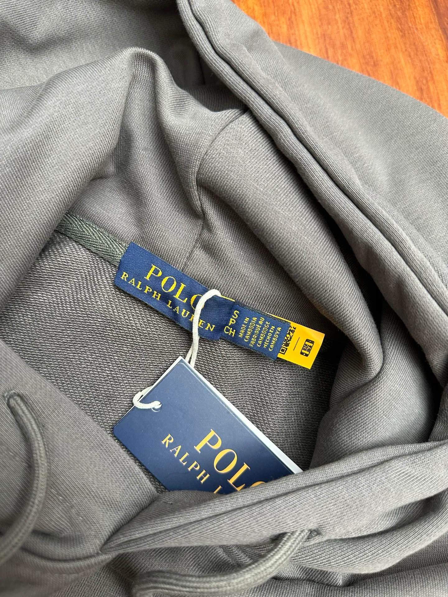 P280 RalphLauren/Ralph Lauren 2025 new autumn and winter large embroidered hooded sweatshirt Ralph Lauren's age-reducing item, the coat fabric is made of 60% cotton ➕40% polyester, which not only retains the softness, comfort and breathability of cotton, but also adds the wear resistance and wrinkle resistance of polyester fiber, making the clothes more durable and easy to care for. Even in slightly cooler weather, you won't feel stuffy when wearing it. This kind of fabric has a natural crisp feel and is not easy to pill or deform. Hooded design effectively improves thermal insulation performance. The embroidery on the chest and the fabric are of the same color. The colors are full, three-dimensional and lifelike, adding a bit of liveliness and interest to the whole sweatshirt. There is no pressure to dress, regardless of age or gender. Complete accessories!  Color: navy blue, black, gray size: S-xL